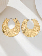 A Pair of Exaggerated, Trendy, Sexy, Fashionable, and Versatile Women's Earrings in a European and American Style